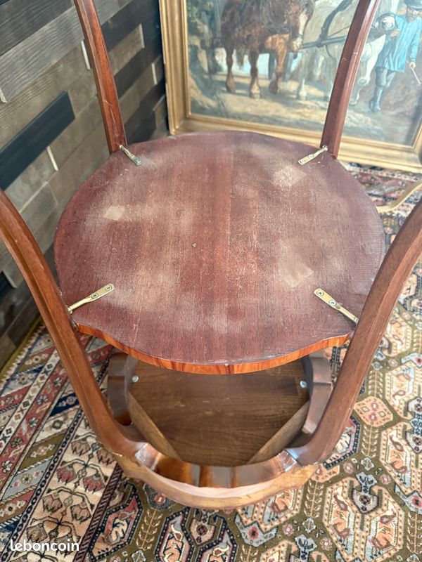 Table d'appoint / guéridon en bois, marqueterie et bronze à décor des fleurs et feuilles