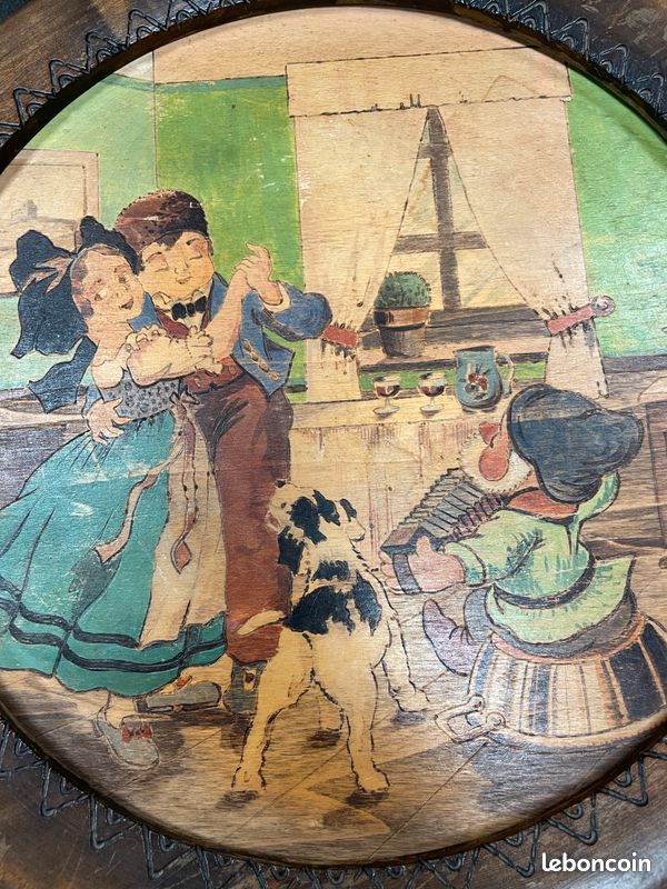 Charmante table d'appoint, sellette ou guéridon en bois à décor animé traditionnel