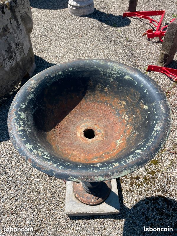 Ancienne fontaine à eau de ville en fonte. Possibilité jardinière / abreuvoir sur pied