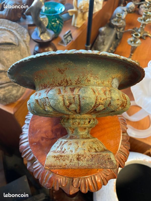 Rare petit vase / urne Chambord en fonte de style Médicis