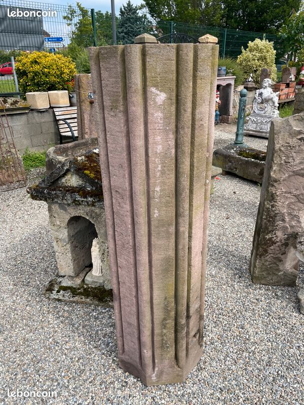 Colonne monolithe sculptée et moulurée à décors cannelé en pierre naturelle de grés