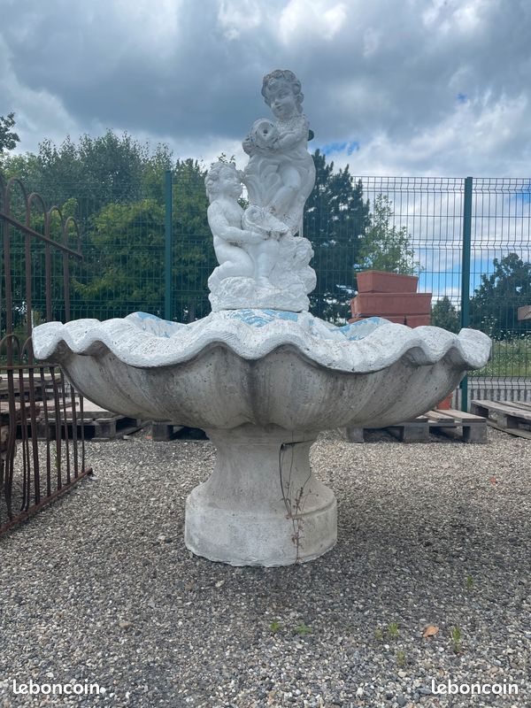 Fontaine / Statue avec deux Putti / Chérubins / Enfants en pierre reconstituée