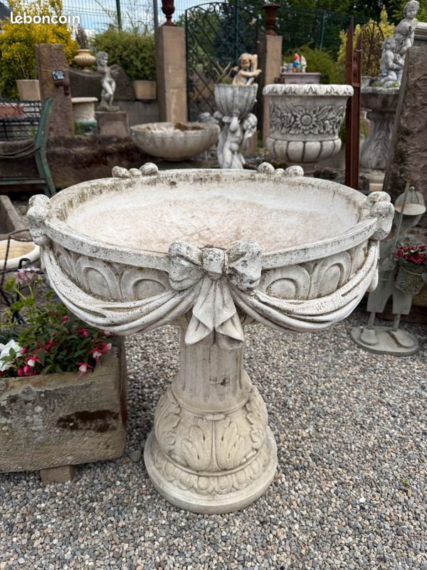 Vasque / coupe sur pied à décor des noeuds et drapées