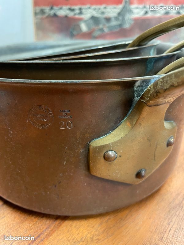 Batterie / Lot de 4 casseroles en cuivre signées L. LE CELLIER à Villedieu