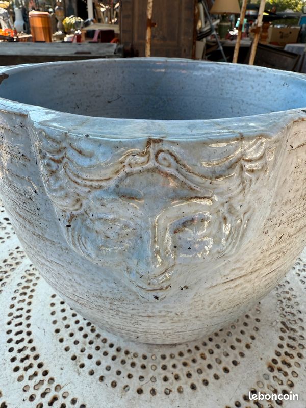 Beau pot / cache pot en poterie émaillé orné de visages