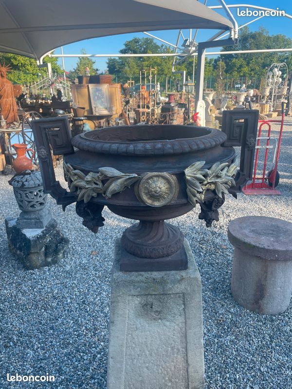 Ancienne urne / vase de style Médicis Chambord en terre cuite