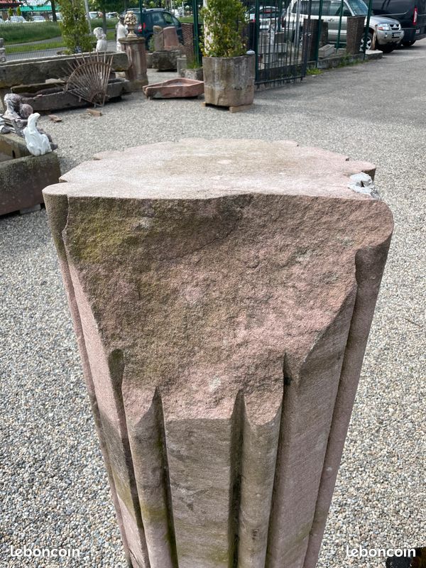 Colonne monolithe sculptée et moulurée à décors cannelé en pierre naturelle de grés