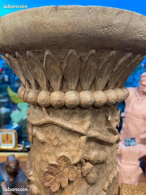 Ancienne colonne en bois sculpté richement décoré