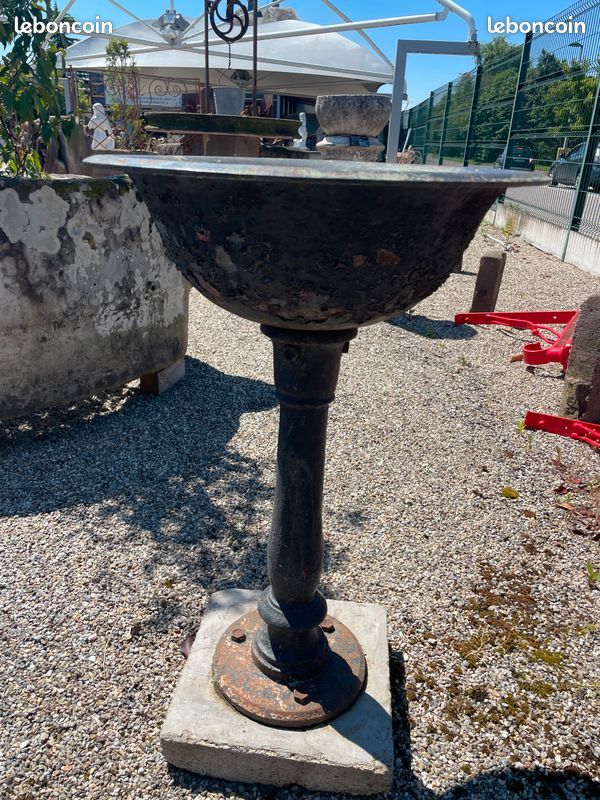 Ancienne fontaine à eau de ville en fonte. Possibilité jardinière / abreuvoir sur pied