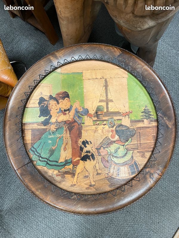 Charmante table d'appoint, sellette ou guéridon en bois à décor animé traditionnel