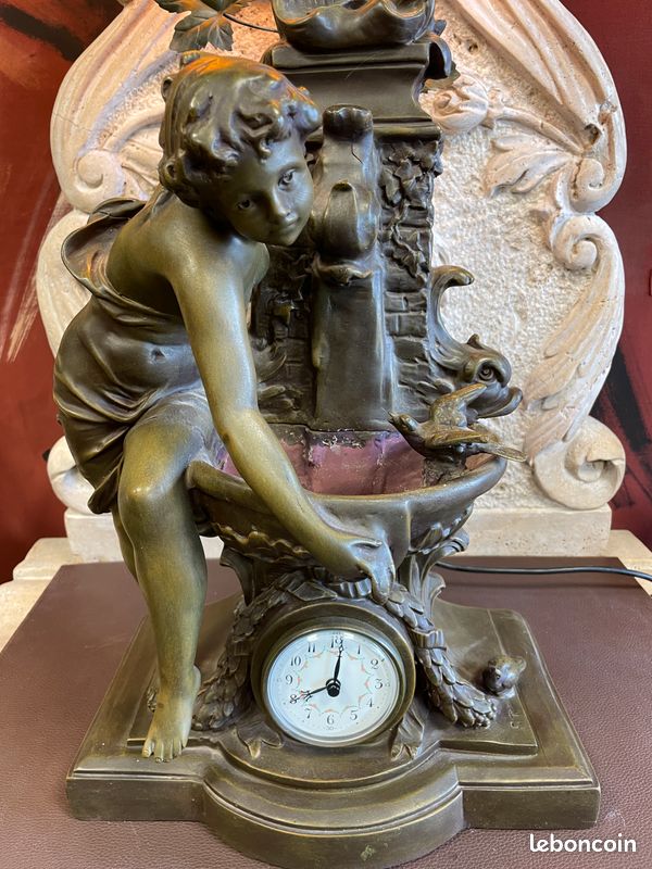 Lampe fontaine décorative Art Déco "jeune femme à la fontaine" d'après F. Moreau signé