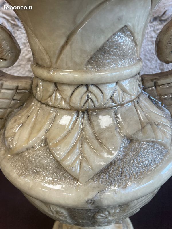 Vase pot en albâtre richement décoré