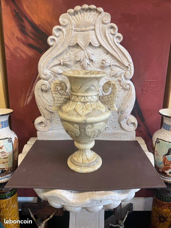 Vase pot en albâtre richement décoré