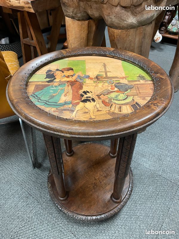 Charmante table d'appoint, sellette ou guéridon en bois à décor animé traditionnel