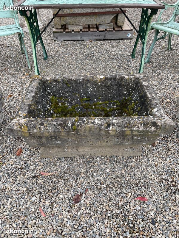 Ancienne jardinière / bac / auge en pierre naturelle finement sculptée
