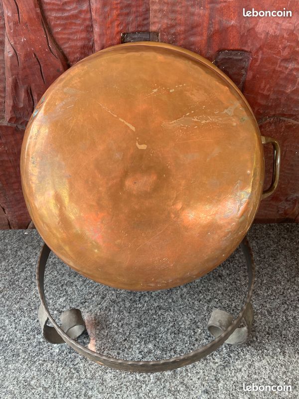 Ancien chaudron / bassine à confiture en cuivre à 2 anses avec son support en fer forgé