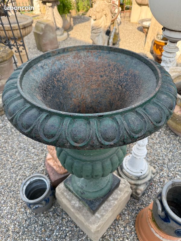 Très ancien grand vase / pot / urne Médicis en fonte XIXéme. Hauteur 85 cm