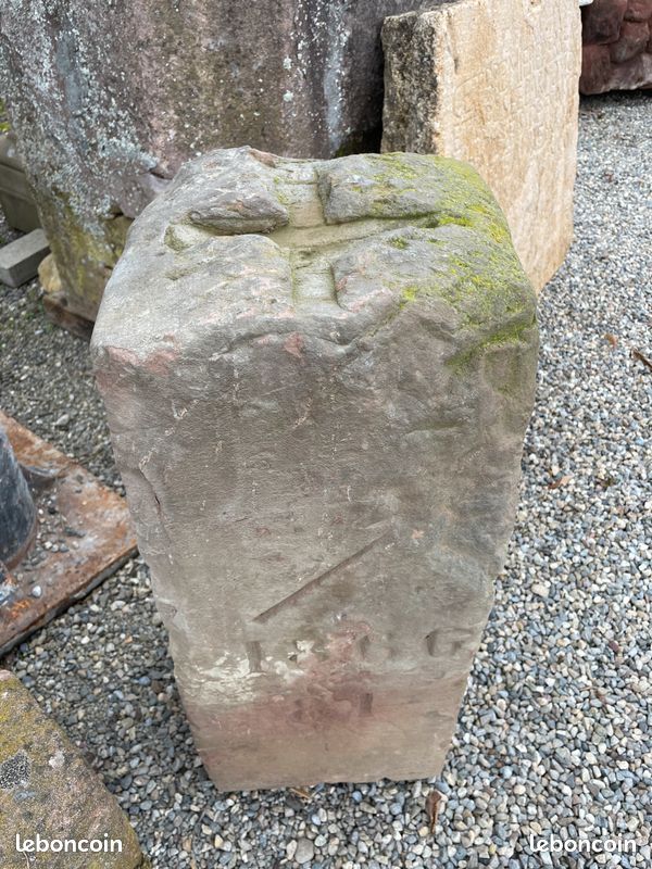 Ancienne borne de ville avec l'armoirie, des initiales et autres sculptées en pierre naturelle