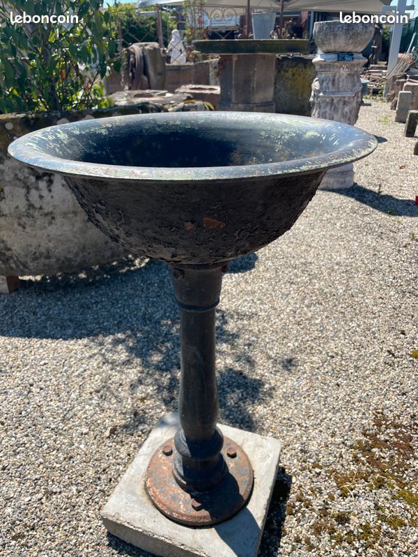 Ancienne fontaine à eau de ville en fonte. Possibilité jardinière / abreuvoir sur pied