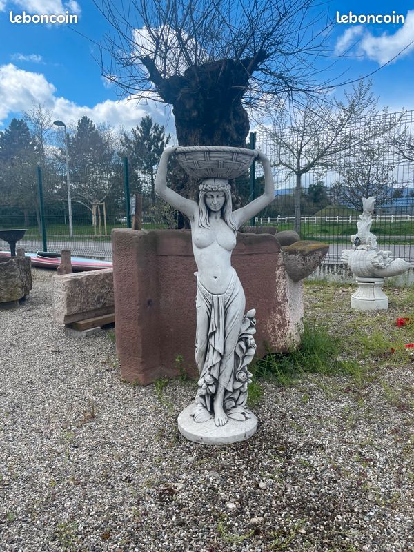 Statue fontaine " FEMME AU BOL " en pierre reconstituée. Centre de bassin