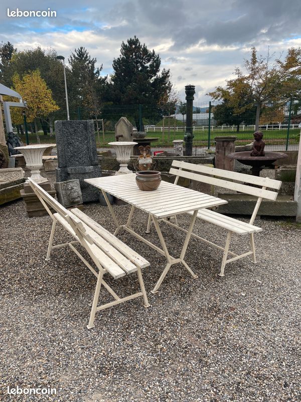 Joli ensemble d'une table de jardin avec ses deux bancs. Salon de jardin / Art populaire