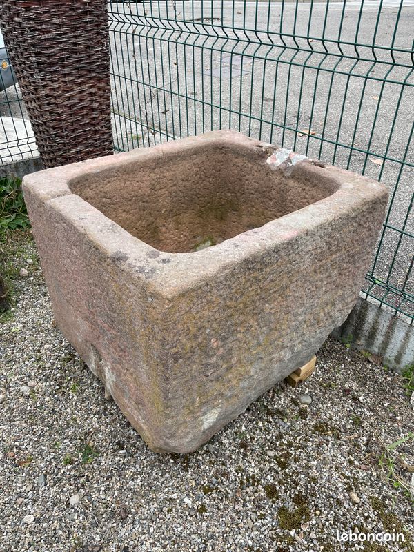Ancien bac fontaine / auge en pierre naturelle de grés