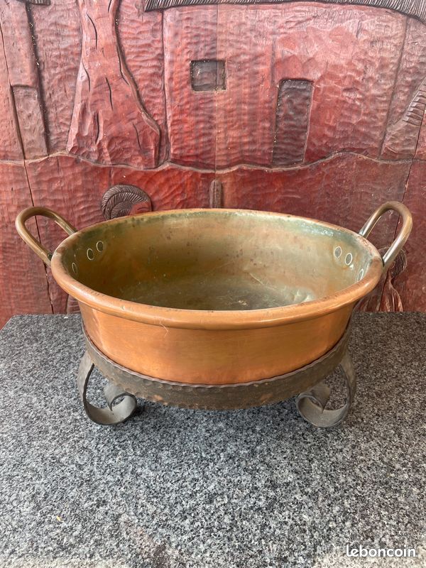 Ancien chaudron / bassine à confiture en cuivre à 2 anses avec son support en fer forgé