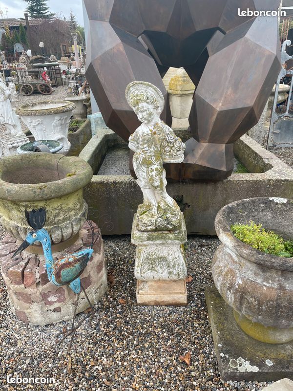 Statue de jardin avec socle en pierre. Chérubin / enfant avec corbeille des fleurs