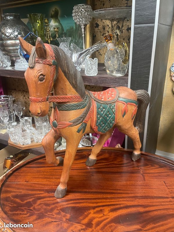 Statue / sculpture d'un cheval polychrome en bois massif