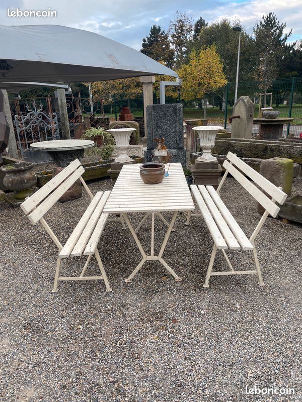 Joli ensemble d'une table de jardin avec ses deux bancs. Salon de jardin / Art populaire