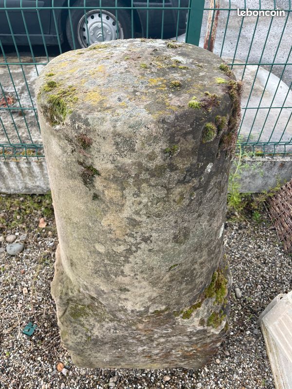 Sculpture / Ancienne bitte d'amarrage / borne de délimitation en pierre naturelle de grés