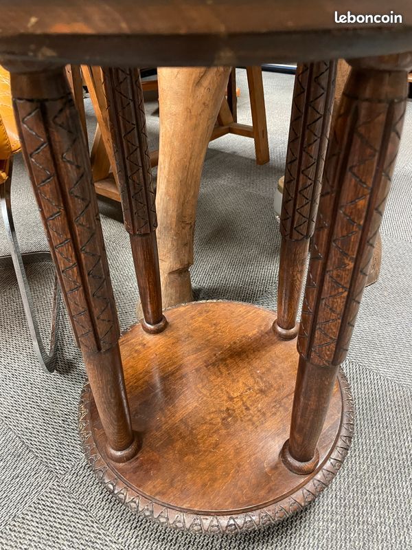 Charmante table d'appoint, sellette ou guéridon en bois à décor animé traditionnel