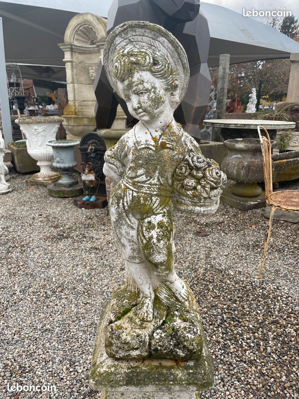 Statue de jardin avec socle en pierre. Chérubin / enfant avec corbeille des fleurs