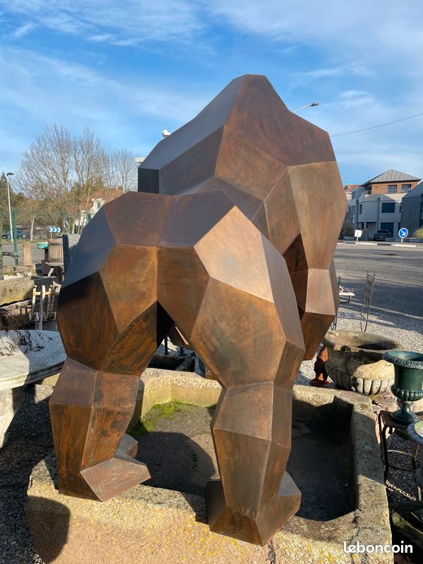 Imposante et unique statue / sculpture d'une Gorille en métal