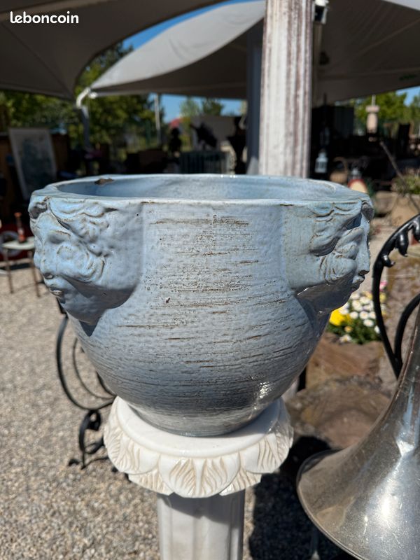 Beau pot / cache pot en poterie émaillé orné de visages