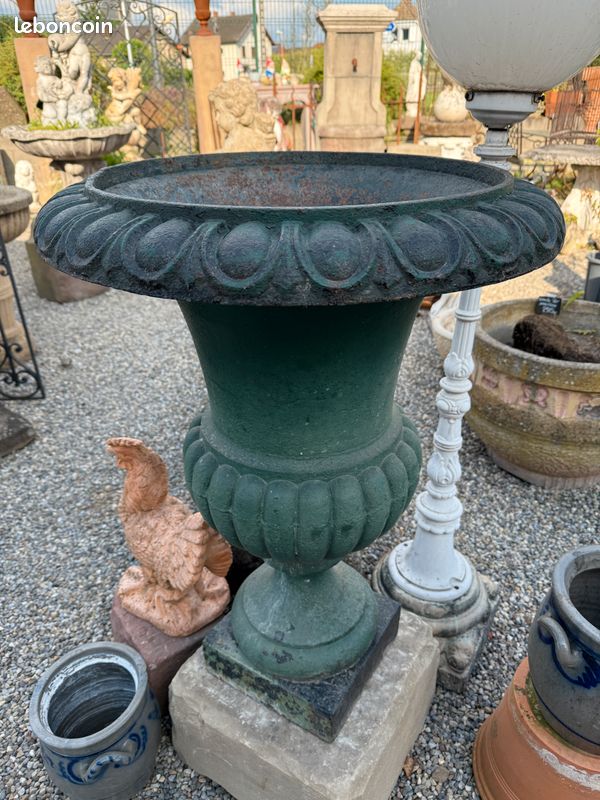Très ancien grand vase / pot / urne Médicis en fonte XIXéme. Hauteur 85 cm