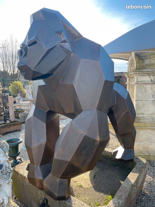 Imposante et unique statue / sculpture d'une Gorille en métal