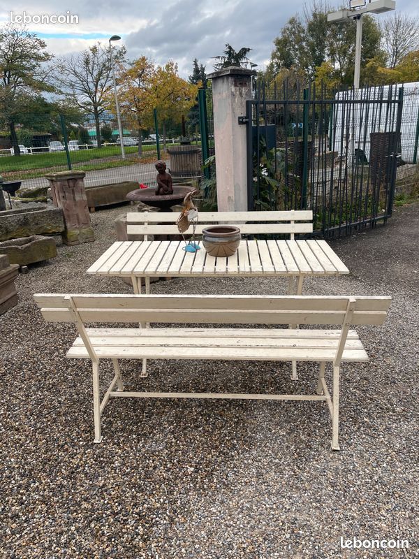 Joli ensemble d'une table de jardin avec ses deux bancs. Salon de jardin / Art populaire
