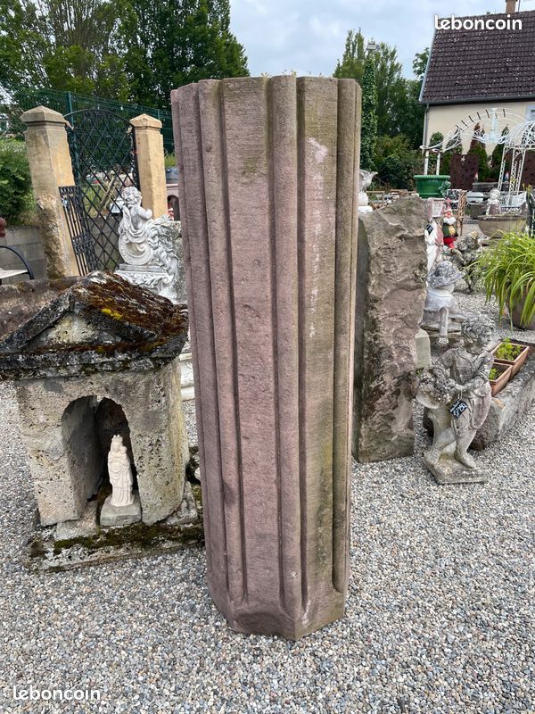 Colonne monolithe sculptée et moulurée à décors cannelé en pierre naturelle de grés