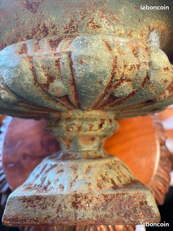 Rare petit vase / urne Chambord en fonte de style Médicis