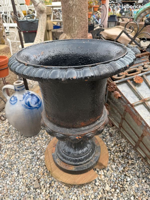 Ancien authentique pot / Vasque / urne Médicis en fonte de style Napoleon III. H 55 cm