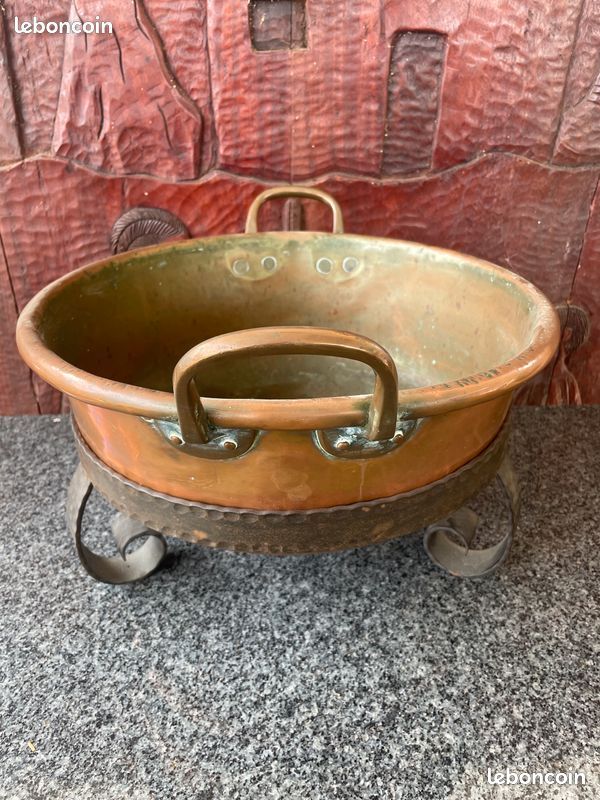 Ancien chaudron / bassine à confiture en cuivre à 2 anses avec son support en fer forgé