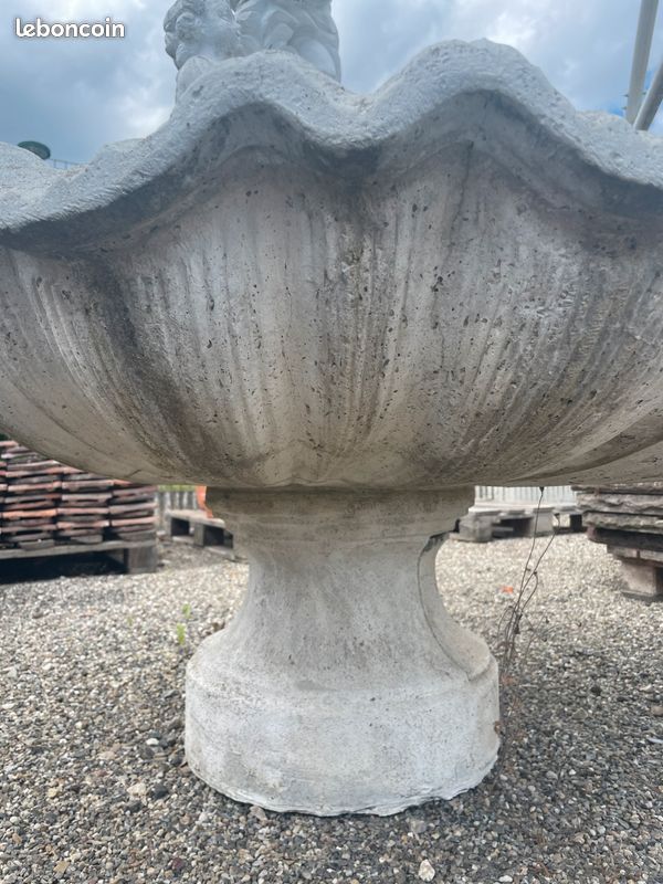 Fontaine / Statue avec deux Putti / Chérubins / Enfants en pierre reconstituée