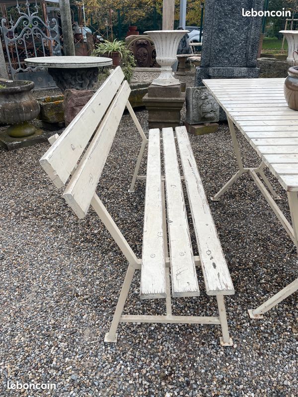 Joli ensemble d'une table de jardin avec ses deux bancs. Salon de jardin / Art populaire