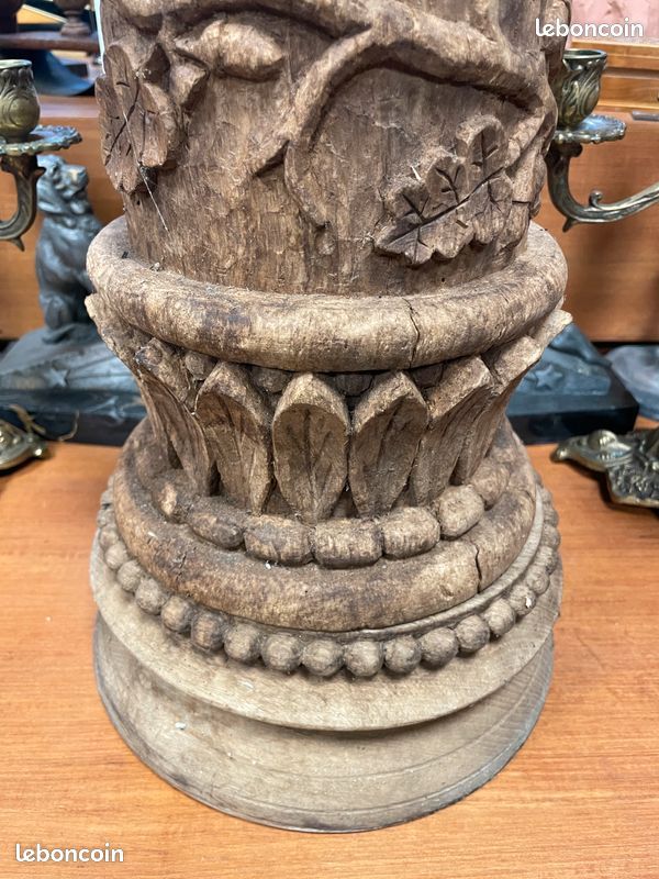 Ancienne colonne en bois sculpté richement décoré