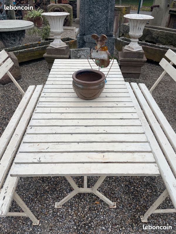 Joli ensemble d'une table de jardin avec ses deux bancs. Salon de jardin / Art populaire