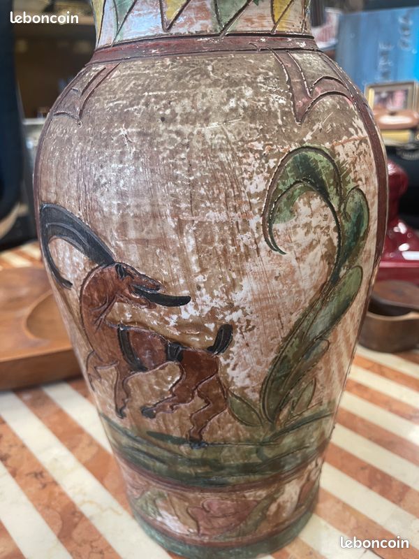 Vase en terre cuite vernissée à décor gravé dans le style Médiéval. 3 / 235