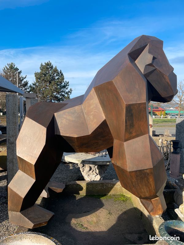 Imposante et unique statue / sculpture d'une Gorille en métal
