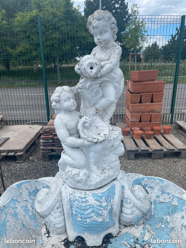 Fontaine / Statue avec deux Putti / Chérubins / Enfants en pierre reconstituée