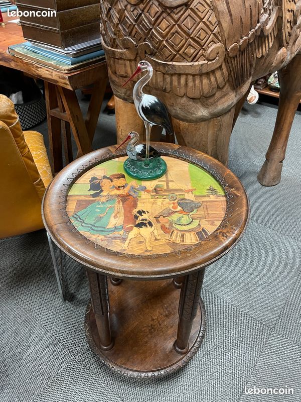 Charmante table d'appoint, sellette ou guéridon en bois à décor animé traditionnel